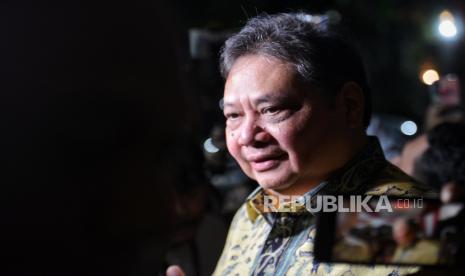 Ketua Umum Partai Golkar Airlangga Hartarto saat tiba di kediaman Prabowo Subianto di Jalan Kertanegara IV, Jakarta, Rabu (20/3/2024). Airlangga hadir di kediaman Prabowo dalam rangka acara buka puasa bersama dan menyambut pengumuman hasil Pemilu 2024 oleh KPU RI.