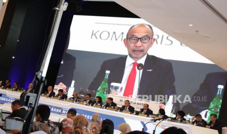 Mantan menteri keuangan Chatib Basri terlihat pada layar.