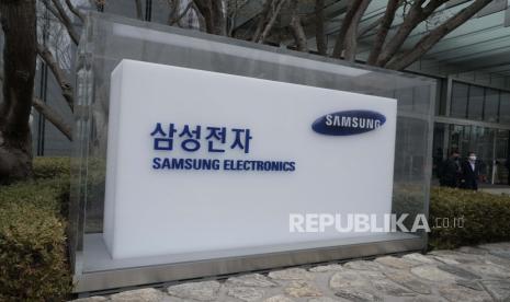 Logo Samsung Electronics Co di kantornya di Seoul, Korea Selatan, Selasa (31/1/2023). Bisnis semikonduktor Samsung Electronics membukukan kerugian operasional sebesar 4,58 triliun won (3,4 miliar dolar AS atau sekitar Rp 50 triliun) pada kuartal pertama 2023.