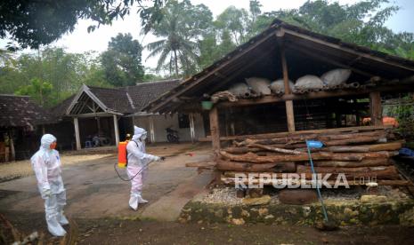 Tim Reaksi Cepat (TRC) BPBD Gunungkidul melakukan penyemprotan dekontaminasi bakteri aktraks di Dusun Jati, Semanu, Gunungkidul, Yogyakarta, Jumat (7/7/2023). Penyemprotan ini dilakukan untuk memutus rantai penularan penyakit antraks. Menurut Kemenkes, kasus antraks di Dusun Jati sudah bisa masuk kategori kejadian luar biasa (KLB). Karena sudah ada satu kematian suspek antraks, tetapi kewenangan KLB ada di Pemkab Gunungkidul.