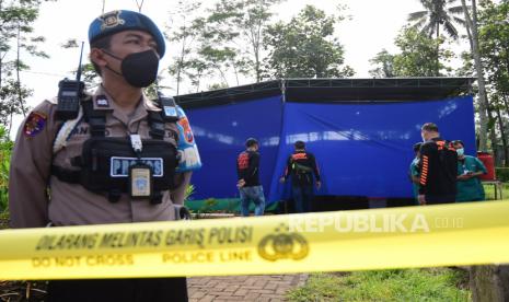 Polisi berjaga di lokasi ekshumas jenazah korban Tragedi Kanjuruhan di Tempat Pemakaman Umum (TPU) Desa Sukolilo, Kecamatan Wajak, Malang, Jawa Timur, Sabtu (5/11/2022). Ekshumasi tersebut dilakukan tim dari Perhimpunan Dokter Forensik Indonesia (PDFI) pada dua jenazah korban Tragedi Kanjuruhan yakni Natasya Debi Ramadani dan Naila Debi Anggraini. 