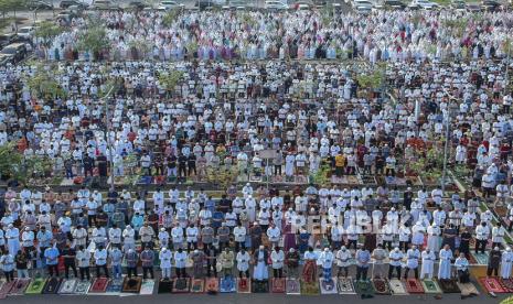 Umat Islam melaksanakan Sholat Idul Fitri di halaman Jakarta International Equestrian Park (JIEP) Pulomas, Jakarta Timur (ilustrasi). 