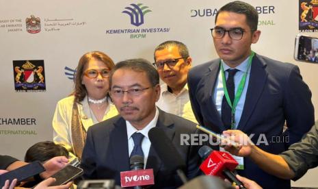 Kementerian Perdagangan bersama Kementerian Investasi dan Kadin menjawab pertanyaan wartawan di sela Forum Bisnis Dubai-Indonesia, di Jakarta, Senin (6/5/2024).