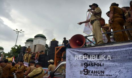 Sejumlah kepala desa dari berbagai daerah mealakukan aksi unjuk rasa di depan Gedung DPR, Senayan, Jakarta, Selasa (17/1/2023). Dalam aksinya mereka menuntut pemerintah dan DPR merevisi aturan masa jabatan kepala desa dari 6 tahun menjadi 9 tahun per periode. 