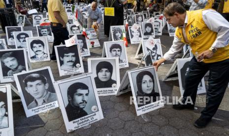 Gambar tahanan politik yang telah meninggal berdiri di tengah-tengah protes ketika warga Amerika keturunan Iran dan lainnya berkumpul di dekat Perserikatan Bangsa-Bangsa Rabu, 21 September 2022, di New York, saat mereka berkumpul dan menuntut penuntutan Presiden Iran Ebrahim Raisi, atas perannya dalam apa yang dikatakan oleh para aktivis dan penyelidik dalam pembantaian tahanan politik tahun 1988. Polisi Bentrok dengan Pengunjuk Rasa Iran di London dan Paris