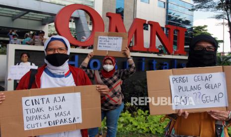 Sejumlah paramedis melakukan aksi unjukrasa di depan Rumah Sakit OMNI Alam Sutera, Serpong, Tangerang Selatan, Banten, Selasa (19/5/2020). Unjukrasa yang diikuti puluhan tenaga medis dan farmasi ini menuntut manajemen rumah sakit membayarkan uang THR, meminta kejelasan karyawan yang dirumahkan serta meminta uang pesangon karyawan yang di PHK secara sepihak