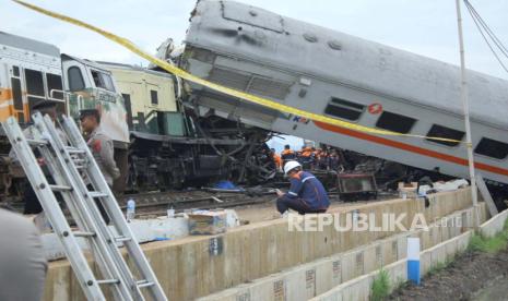 Tabrakan kereta api KA Turangga jurusan Surabaya-Bandung dengan KA commuter line jurusan Padalarang-Cicalengka, sekitar pukul 06.03 WIB, tak jauh dari Stasiun Cicalengka, Kabupaten Bandung, Jumat (5/1/2023).Belum diketahui penyebab tabrakan dua kereta ini. Pihak PT KAI menyatakan penyebab kecelakaan baru bisa diketahui setelah ada investigasi. 