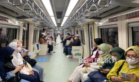 Antusias warga menjajal untuk pertama kalinya Lintas Rel Terpadu (LRT) pada Jumat (1/9/2023) 