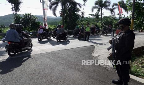 Petugas memutar balik pemudik yang menggunakan kendaraan roda dua di Pos Penyekatan Jembatan Timbang Ajibarang, Banyumas, Jateng,  Ahad (9/5/2021). Terdapat delapan titik penyekatan di Kabupaten Banyumas yang dijaga oleh petugas gabungan TNI, Polri dan Dishub, serta sejumlah jalur “tikus” dan posko penjagaan di tiap-tiap Polsek di wilayah Kabupaten Banyumas. 