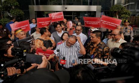 Mantan Pimpinan KPK Bambang Widjojanto (tengah) bersama Koalisi Masysrakat Sipil Anti Korupsi menggelar aksi di depan Gedung Merah Putih KPK, Jakarta, Kamis (23/11/2023). Aksi tersebut merupakan bentuk dukungan terhadap Kepolisian untuk mengungkap kasus pemerasan yang dilakukan Ketua KPK Firli Bahuri kepada tersangka mantan Menteri Pertanian Syahrul Yasin Limpo (SYL). Dalam aksinya massa membawa sejumlah atribut seperti topeng berwajah Firli Bahuri dan tersangka mantan Menteri Pertanian Syahrul Yasin Limpo (SYL), raket dan kok bulu tangkis, karangan bunga hingga gerobak nasi goreng. Sejumlah mantan pegawai KPK yang disingkirkan karena tak lolos Tes Wawasan kebangsaan (TWK) turut hadir dalam aksi tersebut, juga mantan Pimpinan KPK seperti Abraham Samad hingga Bambang Widjojanto dan mantan penyidik senior KPK, Novel Baswedan. Selain itu, mereka juga menggelar aksi potong rambut massal yang diikuti sejumlah masa aksi dan eks Pimpinan KPK. Untuk diketahui, Ketua KPK Firli Bahuri telah ditetapkan sebagai tersangka oleh Polda Metro Jaya, karena diduga melakukan pemerasan kepada SYL