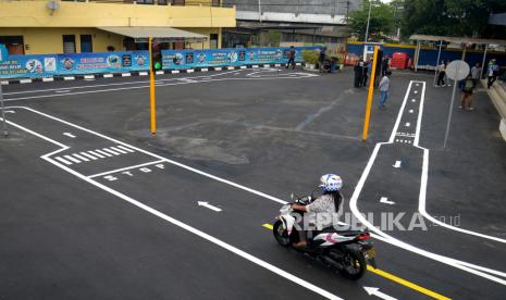 Jurnalis mencoba ujian praktik SIM C dengan sistem yang baru di Polres Bantul, Yogyakarta, Senin (26/6/2023). Polres Bantul membuat sistem ujian praktik SiM C baru merespon himbauan Kapolri. Terutama menghilangkan tes angka 8 dan zig-zag. Dengan sistem uji SIM C yang baru bisa memudahkan masyarakat yang ingin memperoleh SIM.