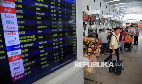 Sejumlah calon penumpang pesawat antre untuk melaporkan diri di Bandara Internasional Kualanamu, Kabupaten Deli Serdang, Sumatera Utara, Senin (16/12/2024). 