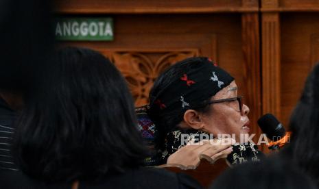 Orang tua Brigadir Nofriansyah Yosua Hutabarat alias Brigadir J, Rosti Simanjuntak, memberikan keterangan saksi dalam sidang kasus dugaan pembunuhan berencana terhadap Brigadir J, dengan terdakwa Ricky Rizal dan Kuat Maruf  di Pengadilan Negeri Jakarta Selatan, Jakarta, Rabu (2/11/2022). Sidang tersebut beragendakan mendengarkan keterangan saksi yang dihadirkan oleh jaksa penuntut umum (JPU) dengan terdakwa Ricky Rizal dan Kuat Maruf. Saksi yang dihadirkan merupakan anggota keluarga dari Brigadir J, diantaranya Samuel Hutabarat, Rosti Simanjuntak, Mahareza Rizky, Yuni Artika Hutabarat, Devianita Hutabarat, Novitasari Nadea, Rohani Simanjuntak, Sangga Parulian, Roslin Emika Simanjuntak, Indrawanto Pasaribu, dan kekasih Brigadir J, Vera Mareta Simanjuntak. Dalam keterangannya, orang tua Brigadir J, Rosti Simanjuntak meminta terdakwa Ricky Rizal dan Kuat Maruf tidak hanya meminta maaf, namun harus disertai keterangan yang jujur dalam persidangan kasus pembunuhan terhadap anaknya. Republika/Thoudy Badai