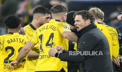 Pelatih Borussia Dortmund Edin Terzic melakukan selebrasi seusai mengalahkan Atletico Madrid pada pertandingan sepak bola leg kedua perempat final Liga Champions di Signal-Iduna Park, Dortmund, Jerman, Rabu (16/4/2024) WIB. Dortmund berhasil mengalahkan Atletico dengan skor 4-2. Gol Dortmund dicetak Julian Brandt menit ke-34, Ian Maatsen menit ke-39, Niclas Fullkrug menit 71 dan Marcel Sabitzer menit ke-74. Dua gol Atletico dicetak Mats Hummels menit ke-49 dan Angel Correa menit 64. Atas kemenangan ini Dortmund lolos ke semifinal Liga Champions dengan agregat 5-4.