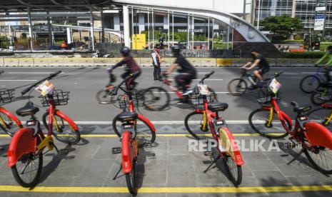 Warga bersepeda di kawasan Bunderan Hotel Indonesia, Jakarta, Ahad (11/10/2020). Sebagian warga tetap berolah raga di luar ruang di tengah Pembatasan Sosial Berskala Besar (PSBB) tahap 2 Jakarta demi menjaga kebugaran mereka selama pandemi COVID-19. 