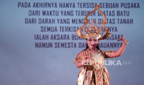 Seniman yang terabung dalam sanggar seni ketoprak tobong Bakti Budaya menari saat pementasan ketoprak tobong dengan lakon Dialog Imaginer Tiga Tokoh Mataram Penantang Zaman di MMTC Yogyakarta, Sleman, D.I Yogyakarta, Minggu (6/12/2020). Pementasan dalam rangkaian peluncuran aksara Jawa digital dan digelar secara daring itu menjadi salah satu bentuk pelestarian kesenian ketoprak tobong. 