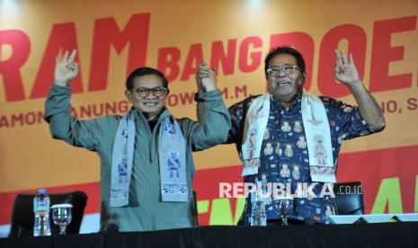 Pasangan Pramono Anung (kiri) dan Rano Karno (kanan) berfoto bersama usai menyampaikan konferensi pers terkait perhitungan cepat Pilkada 2024 di Jakarta, Rabu (27/11/2024).