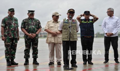 Menteri Koordinator bidang Pembangunan Manusia dan Kebudayaan (Menko PMK) Muhadjir Effendy (ketiga kanan), bersama Menteri Pertahanan Prabowo Subianto (ketiga kiri) Panglima TNI Laksamana TNI Yudo Margono (kedua kiri), Menteri Kesehatan Budi Gunadi Sadikin (kedua kanan), KASAU Marsekal TNI Fadjar Prasetyo (kiri), Direktur Jendral Protokol dan Konsuler Kementerian Luar Negeri Andy Rachmianto (kanan) melepas misi kemanusiaan ke Turki di Lanud Halim Perdanakusuma, Jakarta, Sabtu (11/2/2023). Pemerintah Indonesia mengirimkan bantuan logistik untuk korban gempa Turki sebanyak lima ton serta mengirimkan personel gabungan tim pencarian dan penyelamatan (SAR) sebanyak 65 orang untuk membantu proses evakuasi.