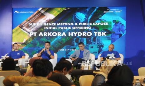 Direktur Keuangan PT Arkora Hydro Tbk Ricky Hartono, Direktur Utama PT Arkora Hydro Tbk Aldo Artoko, , Direktur Utama PT Lotus Andalan Sekuritas Wientoro Prasetyo, Deputy Director of Investment Banking PT Mirae Asset Sekuritas Indonesia Wibowo Mukti Kamihadi (dari kiri ) berbicara keypada media usai penawaran umum saham perdana di Jakarta, Selasa (21/6/2022). Jumlah penawaran saham perseroan mewakili 20 persen dari modal, ditawarkan kepublik di rentang 286 rupiah sampan 310 rupiah persaham yang berpontensi meraih 179,77 miliar rupiah untuk pengembangan pembangkit listrik energi baru dan terbarukan (EBT). Foto: Tahta Aidilla/Republika.