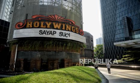 Suasana salah satu bar-resto Holywings di Jakarta, Selasa (28/6/2022). Pemprov DKI Jakarta melalui Satuan Polisi Pamong Praja (Satpol PP) melakukan penutupan secara serentak terhadap 12 outlet perusahaan bar dan resto Holywings di Jakarta hari ini. Penutupan tersebut dilakukan setelah ditemukannya sejumlah pelanggaran diantaranya pelanggaran izin usaha atau belum memiliki sertifikat standar KBLI 56301 jenis usaha Bar yang telah terverifikasi. Republika/Thoudy Badai