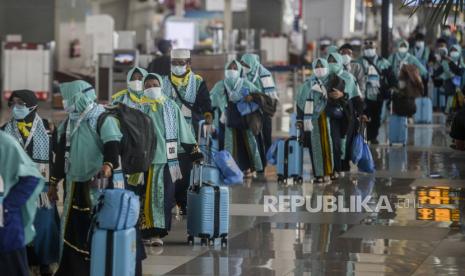 Sejumlah calon jamaah umrah berjalan di Terminal 3 Bandara Internasional Soekarno-Hatta, Tangerang, Banten, Sabtu (8/1). Jangan Sampai Terjerat Travel Umroh Bodong, Ingat 5 Pasti Ini Saat Pilih Travel