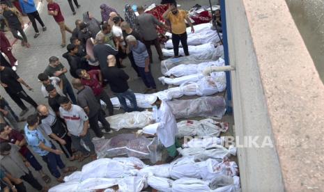 Jenazah yang tergeletak di luar rumah sakit Indonesia setelah serangan udara Israel di kamp pengungsi Jabaliya di pinggiran Kota Gaza, Selasa,  (31/10/2023). Kini, RS Indonesia di Gaza dikuasai IDF.