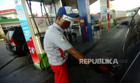 Petugas mengisi bahan bakar minyak (BBM) sebuah kendaraan di SPBU Muri, Kabupaten Tegal, Jawa Tengah, Selasa (19/5). Pertamina terus melakukan edukasi dan mendorong konsumen agar beralih menggunakan BBM yang lebih ramah lingkungan.