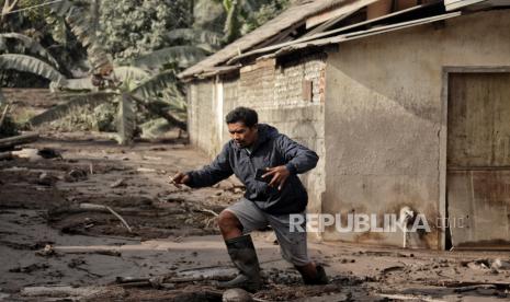 Akses masuk menuju Kampung Renteng di Desa Sumberwuluh, Kabupaten Lumajang, Jawa Timur, dijaga berlapis oleh petugas maupun relawan untuk mencegah warga yang datang hanya untuk menonton ataupun mengambil foto seusai bencana erupsi (ilustrasi). 