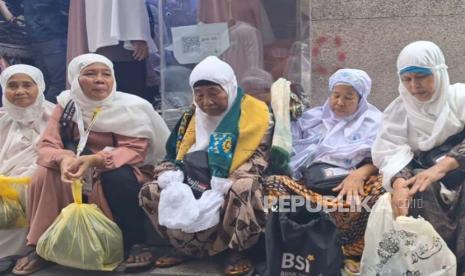 Jamaah Haji Indonesia asal Makassar usai berburu oleh-oleh di kawasan Markaziyah, Madinah. 