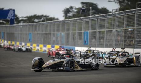 Pembalap tim DS Automobiles Formula E Team Techeetah Jean Eric Vergne memacu mobilnya pada balapan Formula E seri kesembilan Jakarta E-Prix 2022 di Sirkuit Jakarta International E-Prix Circuit (JIEC), Ancol, Jakarta Utara, DKI Jakarta, Sabtu (4/6/2022). Pada tahun ini, balapan Formula E seri Jakarta akan kembali digelar di Ancol. (ilustrasi)