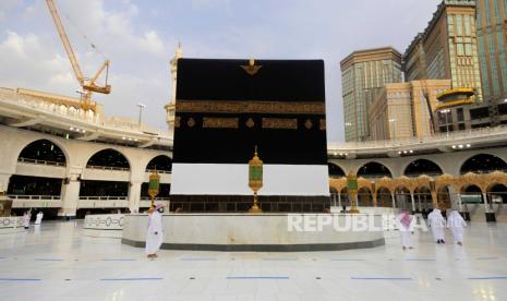 Terpilih Haji, Ekspatriat Georgia: Saya di Langit Kesembilan.  The area around the Kaaba is prepared for pilgrims, in Mecca, Saudi Arabia, Sunday, July 26, 2020. Only about 1,000 pilgrims will be allowed to perform the annual hajj pilgrimage this year due to the virus pandemic. (Saudi Ministry of Media via AP)