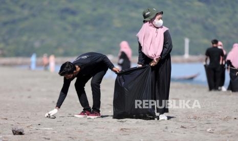 Relawan muda melakukan bersih pantai di Desa Lamteungoh, Kabupaten Aceh Besar, Provinsi Aceh, Kamis (28/10/2021). Sebagian besar sampah plastik yang hanyut dari perkotaan di Indonesia berakhir di daerah pesisir setelah mencapai laut lepas.