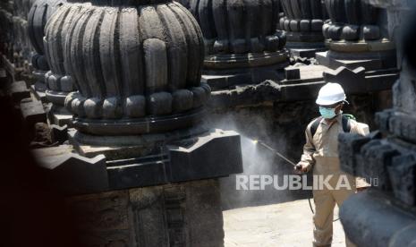 Penyemprotan Disinfektan Candi Prambanan. Petugas Balai Pelestarian Cagar Budaya (BPCB) DIY menyemprot disinfektan di permukaan Candi Prambanan, Yogyakarta, Selasa (17/3). Penyemprotan ini untuk pencegahan penyebaran virus corona atau covid 19. Dan sampai 29 Maret Zona satu Candi Prambanan ditutup untuk pengunjung. Wihdan/ Republika(Wihdan Hidayat/ Republika)