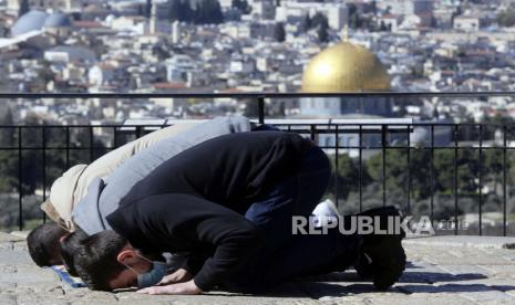 Orang-orang berdoa di Bukit Zaitun, menghadap ke Masjid Kubah Batu salah satu kompleks Masjid Al Aqsa 