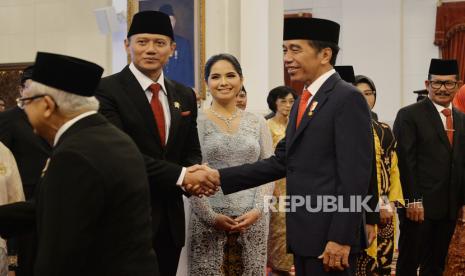 Presiden Joko Widodo memberikan ucapan selamat kepada Menteri ATR/Kepala BPN Agus Harimurti Yudhoyono (AHY).