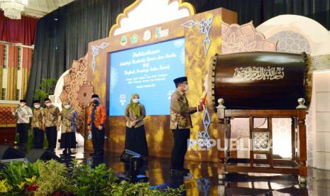 Gubernur Jawa Barat Ridwan Kamil memukul beduk saat pembukaan Seleksi Tilawatil Quran dan Hadis (STQH) XVII Tingkat Provinsi Jawa Barat, di Pusdai, Kota Bandung, Rabu (25/8). Kegiatan tersebut bertajuk Dengan Spirit Qurani Jawa Barat Terdepan dalam Teloransi, Inovasi dan Kolaborasi. Berlangsung dari 25-30 Agustus 2021.