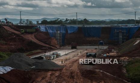 Pekerja menyelesaikan pembangunan tol Serang-Panimbang seksi II di Cileles, Lebak, Banten, Selasa (16/11/2021). Pemerintah mempercepat pembangunan tol Serang-Panimbang seksi II pada ruas Rangkasbitung-Panimbang sepanjang 57 kilometer yang ditargetkan rampung pada tahun 2023 sebagai upaya meningkatkan investasi di Kawasan Ekonomi Khusus (KEK) Tanjung Lesung. 