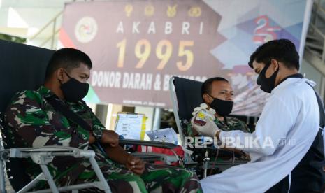 Sejumlah prajurit TNI AU mendonorkan darahnya   di Pangkalan Udara (Lanud) Sultan Iskandar Muda, Blang Bintang, Kabupaten Aceh Besar, Aceh, Kamis (23/7/2020). Bakti sosial donor darah untuk memenuhi kebutuhan darah masyarakat di tengah pandemi COVID-19 dan penyaluran  sembako kepada warga prasejahtera itu dalam rangka peringatan Hari Bakti TNI AU. ANTARA FOTO/Ampelsa/nz.