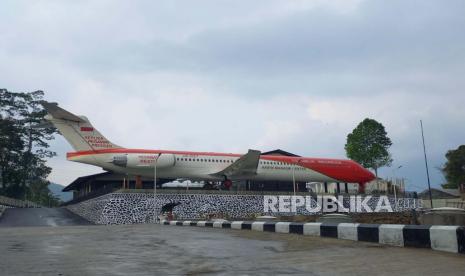 Suasana Rest Area Wisata Arifin Manasik Center di Jalur Gentong, Kecamatan Kadipaten, Kabupaten Tasikmalaya, Selasa (18/4/2023). Pemudik yang melintasi jalur itu dapat beristirahat dan menikmati makan di restoran pesawat yang merupakan replika pesawat Presiden Joko Widodo.