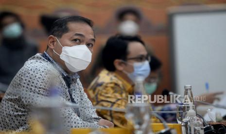 Menteri Perdagangan (Mendag) Muhammad Lutfi mengikuti rapat kerja dengan Komisi VI DPR RI di Kompleks Parlemen, Senayan, Jakarta, Kamis (17/3/2022). Rapat tersebut membahas kelangkaan dan harga Minyak Goreng sekaligus membahas mengenai harga komoditas dan kesiapan dalam stabilisasi harga dan pasokan barang kebutuhan pokok menjelang puasa dan lebaran.Prayogi/Republika.