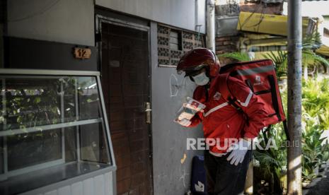 Kurir mengirim paket obat Covid-19 ke rumah pasien yang menjalani isolasi mandiri di kawasan Johar Baru, Jakarta, Sabtu (17/7). Pemerintah Pusat resmi mendistribusikan obat Covid-19 secara gratis sebanyak 300.000 paket berupa multivitamin, Azithtromycin, dan Oseltamivir bagi pasien COVID-19 yang menjalani isolasi mandiri di Pulau Jawa dan Bali yang dikirim melalui jasa layanan ekspedisi. Reublika/Thoudy Badai