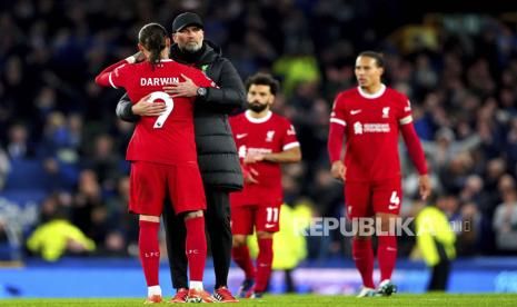 Darwin Nunez dari Liverpool memeluk manajer Jurgen Klopp usai pertandingan sepak bola Liga Premier Inggris antara Everton dan Liverpool di stadion Goodison Park di Liverpool, Kamis (25/4/2024) dini hari WIB.