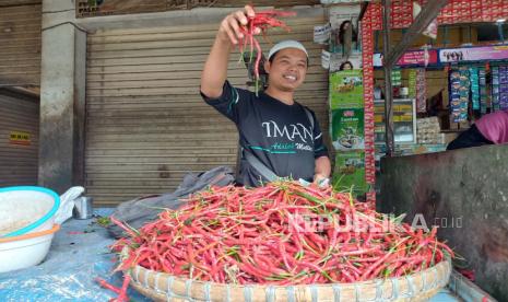 Pedagang menunjukkan cabai di Pasar Cikurubuk, Kota Tasikmalaya, Jawa Barat, Rabu (1/11/2023). 