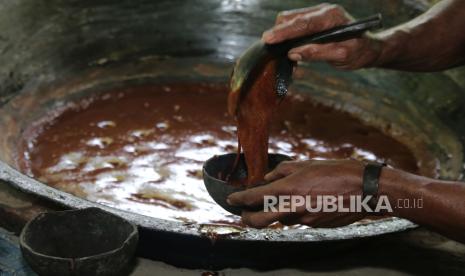 Petani memasukan air aren ke dalam cetakan saat proses pembuatan gula aren di Kampung Makian, Pulau Bacan, Kabupaten Halmahera Selatan, Maluku Utara, Kamis (10/8/2023).  Produksi gula aren secara tradisional itu membutuhkan waktu tiga jam hingga sehari, dan dapat memproduksi sampai 150 cetakan yang dipasarkan ke beberapa daerah yaitu Ternate, Sanana dan Obi, dijual dengan harga Rp 10 ribu per buah.  