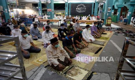 Umat Tarawih di Masjid, Muhammadiyah Prihatin. Jamaah menunaikan ibadah tarawih pertama Ramadhan 1441 Hijriyah di Masjid Jogokariyan, Yogyakarta, Kamis (23/4). Ibadah tarawih di Masjid Jogokariyan dilaksanakan khidmat dan ketat di tengah pandemi virus corona