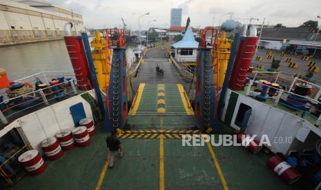 Warga beraktivitas di kapal feri KMP Gajah Mada yang bersandar di Dermaga Ujung, 