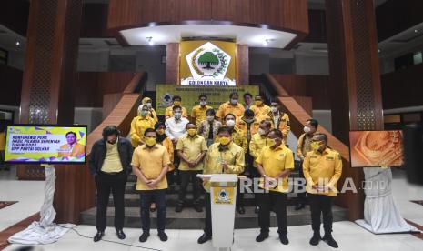 Ketua Umum Partai Golkar Airlangga Hartarto (tengah) bersama sejumlah pengurus pusat lainnya memberikan keterangan pers tentang hasil Pilkada serentak 2020 di Jakarta, Kamis (10/12/2020). Dalam keterangannya Airlangga mengatakan berdasarkan hasil hitung cepat (quick count) dari 270 wilayah yang menggelar Pilkada serentak, pasangan yang didukung Partai Golkar menang di 165 daerah. 