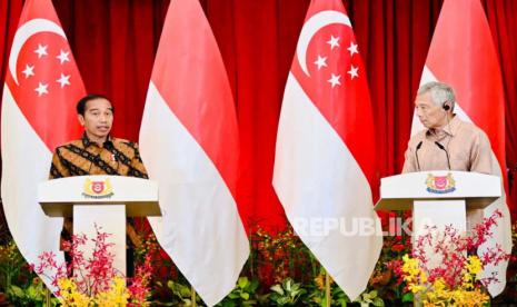 Presiden Joko Widodo dan Perdana Menteri Singapura Lee Hsien Loong saat memberikan keterangan pers bersama usai pertemuan bilateral di Istana Kepresidenan Singapura, Kamis (16/3).