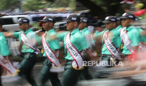 Sejumlah peserta mengikuti lomba gerak jalan di Kediri, Jawa Timur, Rabu (10/8/2022). Lomba gerak jalan yang diikuti sedikitnya lima ribu pelajar se-Kabupaten Kediri tersebut dalam rangka memperingati HUT ke-77 Kemerdekaan RI. 