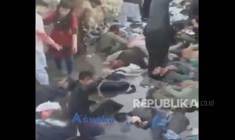 Dalam gambar dari video ini, orang-orang yang terluka mengelilingi lokasi ledakan mematikan di luar bandara di Kabul, Afghanistan, Kamis, 26 Agustus 2021. Dua pelaku bom bunuh diri dan pria bersenjata telah menargetkan massa yang berkumpul di dekat bandara Kabul, dalam waktu singkat. hari dari pengangkutan udara besar-besaran yang telah menarik ribuan orang yang berusaha melarikan diri dari pengambilalihan Taliban di Afghanistan.